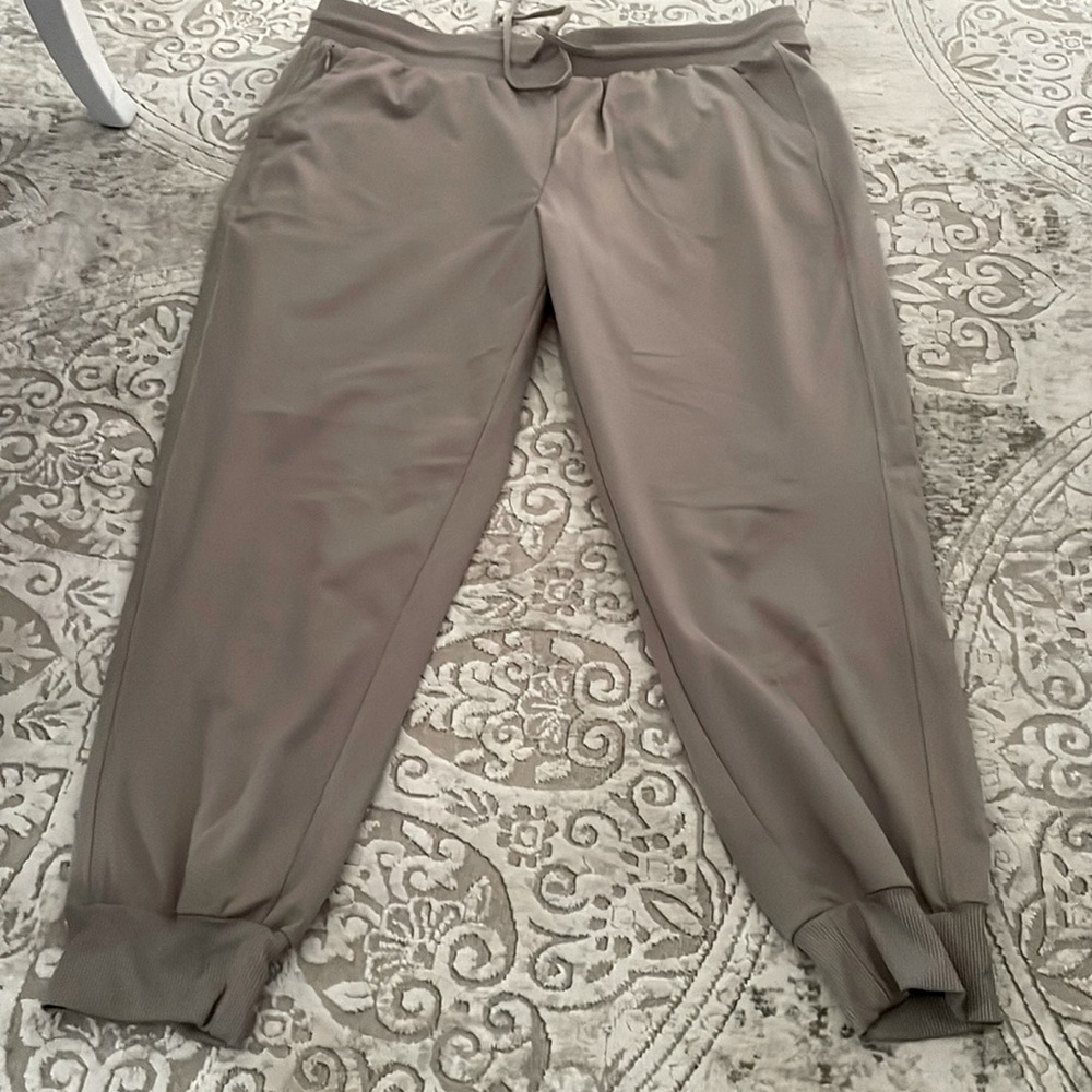 Rachel Zoe Khaki joggers with drawstring.